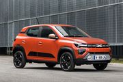 Dacia baisse les prix de la Spring grâce au retour du moteur de 45 ch. 