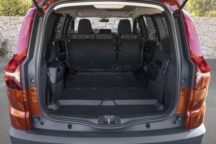 Le volume de coffre peut atteindre 1820 l une fois les banquettes rabattues
