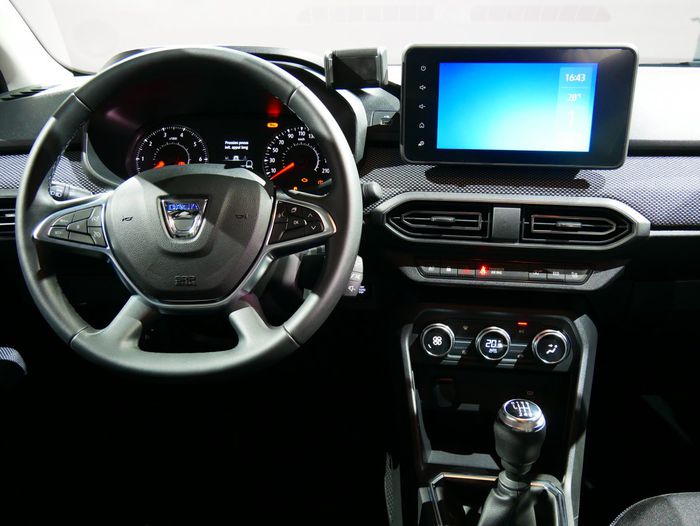 La planche de bord aussi fait référence à la Sandero 