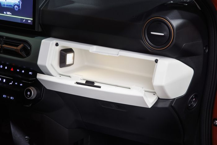 Nouvelle boite à gants sur la Dacia Spring 2024