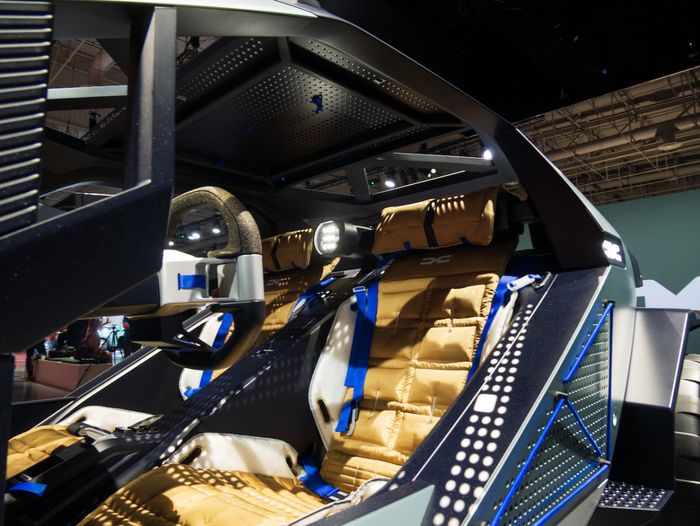 L'intérieur est nettoyage au jet d'eau et le revêtement des sièges se transforme en sac de couchage