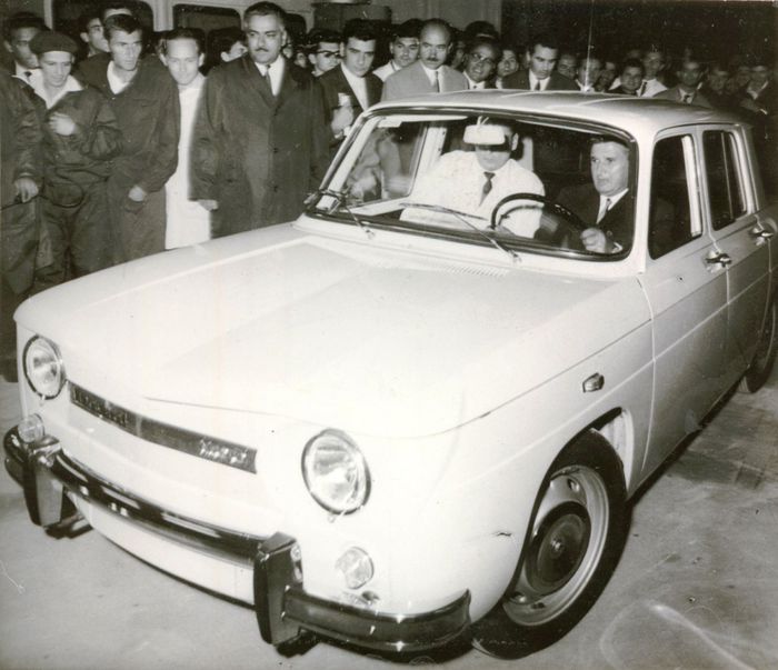 Nicolae Ceausescu devant la nouvelle Dacia 1100