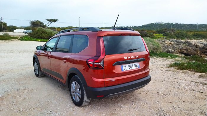 Le Dacia Jogger avec ses feux qui font penser à une Volvo