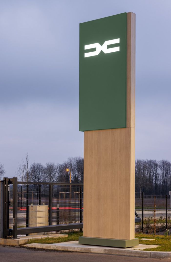 Le totem Dacia à l'entrée de la concession