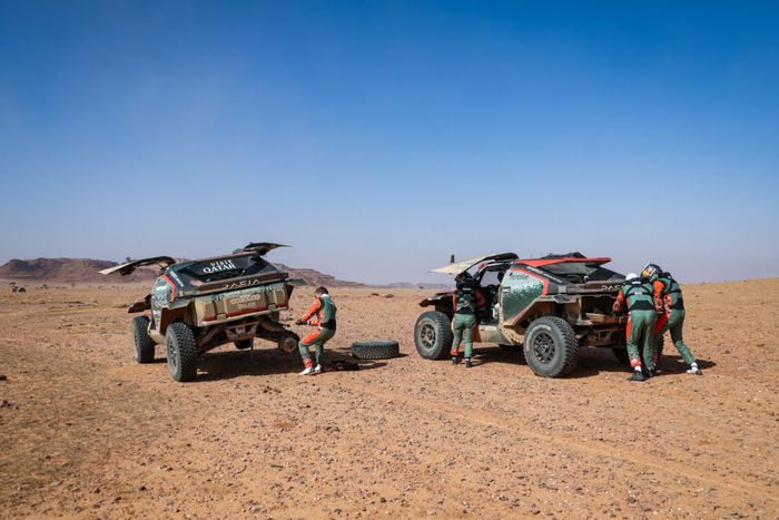 Al-Attiyah à l'arrêt lors de la 4ème étape de Dakar 2025