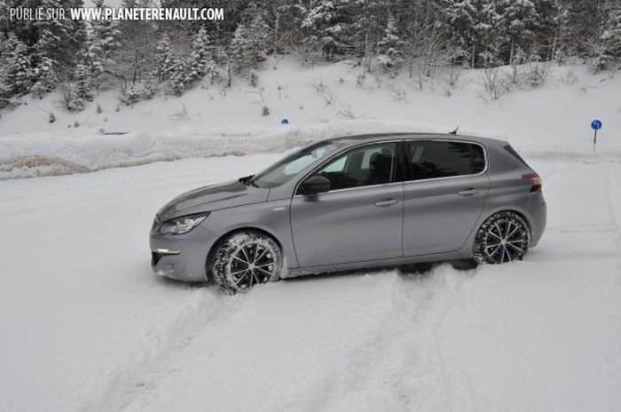 Une Peugeot 308 lors d'essai du Michelin CrossClimate