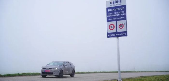 La future Dacia C-Neo aper&ccedil;ue sur les routes fran&ccedil;aises