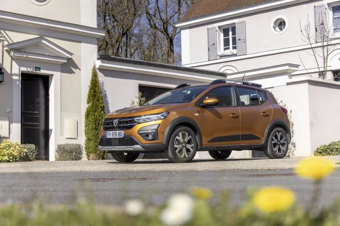 Deux Dacia dans le top 10 en juin, la Spring dégringole